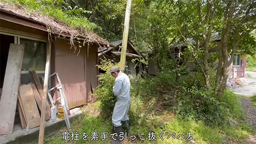 電柱を素手で