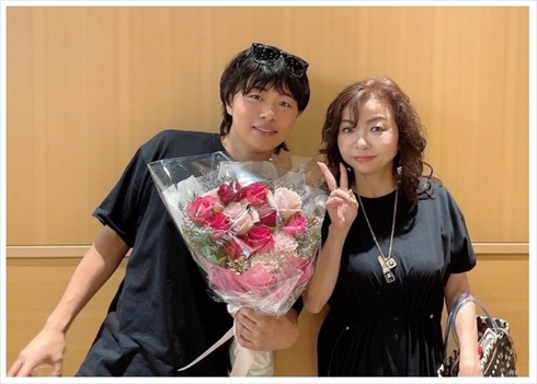 「ハイヒール」モモコとラスベガスで就職した次男の親子ショット