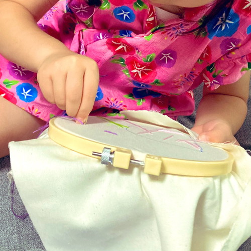 4歳の女の子によるかわいい刺しゅう