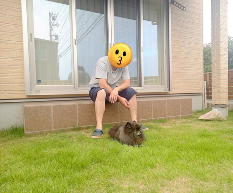 庭にパパさんとワンコ