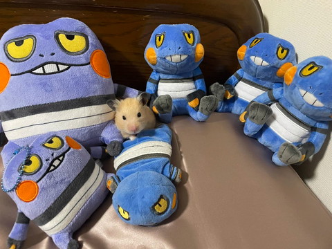 ぬいぐるみにまぎれるハムスター