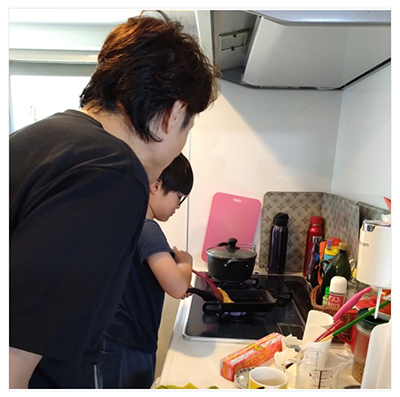 後ろで見守る福島さん