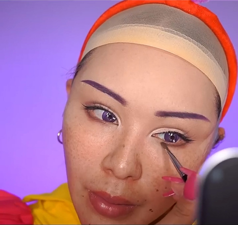 アイシャドウを塗るマリリンさん