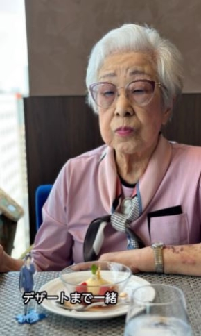 前菜からデザートまでずっとアクスタと一緒