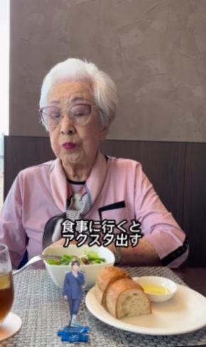 食事に行くとアクスタを取り出す