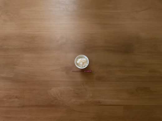 AI 画像 生成 失敗 夕食 ご飯 白米 写真 豪華 机がデカく 床置き