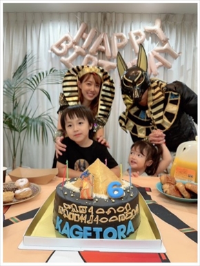 4万円のケーキで長男・景寅くんを祝福する川崎希＆アレクサンダー
