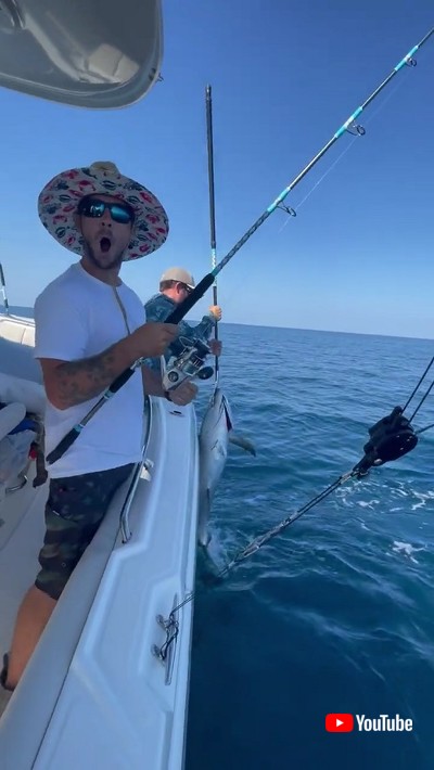 マグロを釣り上げた釣り人たち