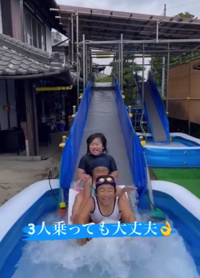 自宅に作ったパパのお手製ウォータースライダーが本格的