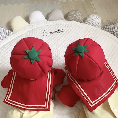 双子の赤ちゃんの後ろ姿の写真