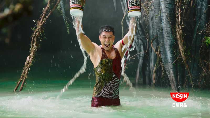 「懐かしすぎる」「世代バレる」　きんに君の日清CMがまさかの「ダ・ダーン！　ボヨヨンボヨヨン！」パロディ