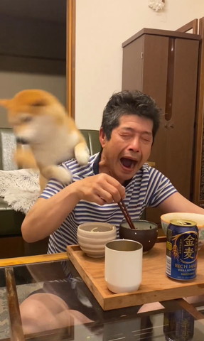 口をあけるパパさんと肩にいるワンコ