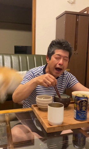 パパさんの後ろでぶれてるワンコ