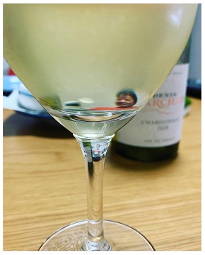 ワイングラスに映る上島竜兵