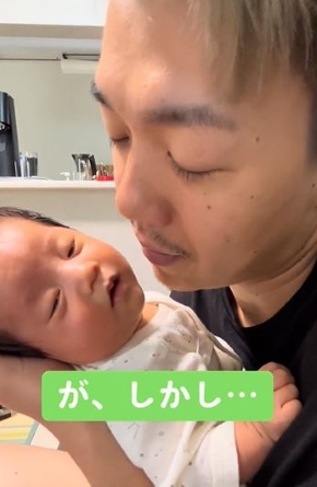 再び目を開ける赤ちゃん