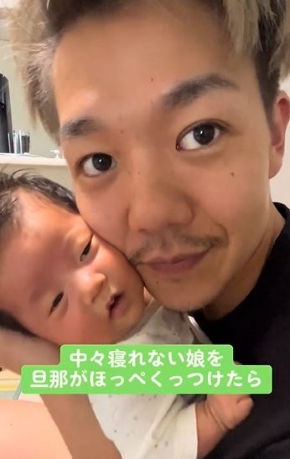 なかなか寝つけない赤ちゃんにパパが頬をくっつけると……