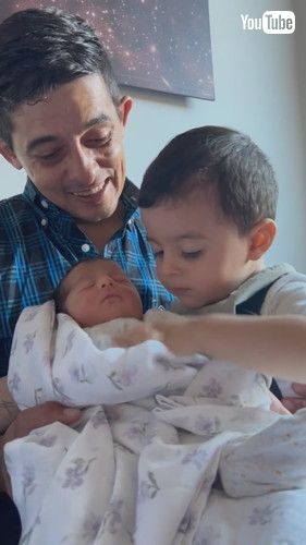 「Brother Meets Baby Sister for the First Time || ViralHog」