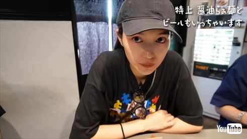 1人でラーメンを楽しむ川口春奈