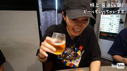 1人でラーメン屋を楽しむ川口春奈