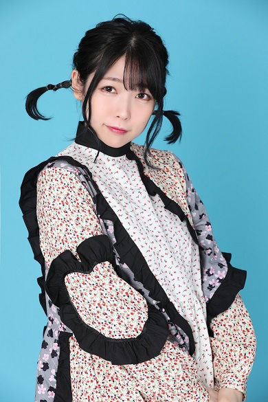 ハシブトガラス役の雛形羽衣