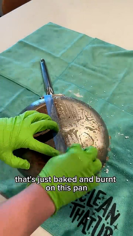 汚れたフライパンを磨くところ