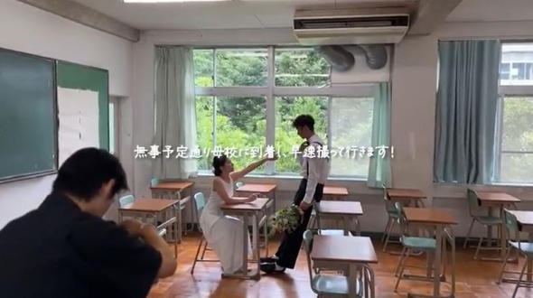 2人が出会った母校でブライダルフォトを撮影