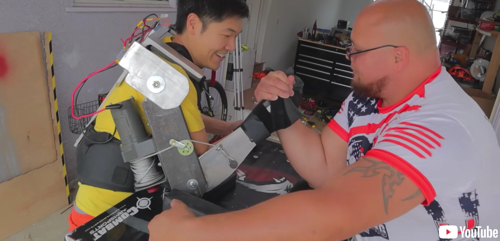 外骨格ロボットで大男に挑戦