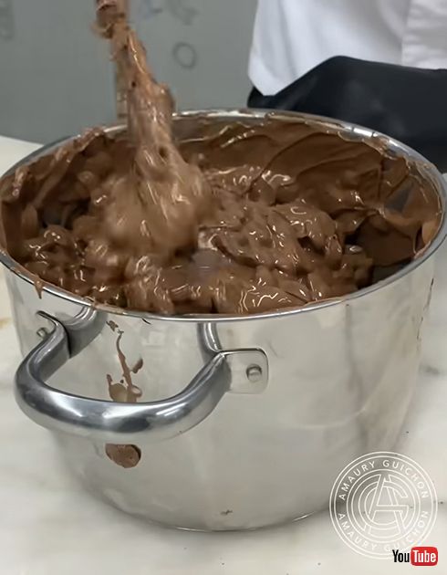 チョコレートを溶かして土台作りから
