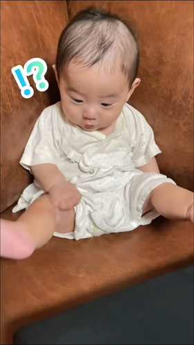 「初めて自分の足を発見した赤ちゃん【生後4カ月】」