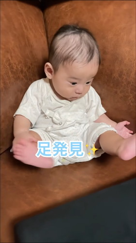 「初めて自分の足を発見した赤ちゃん【生後4ヶ月】」