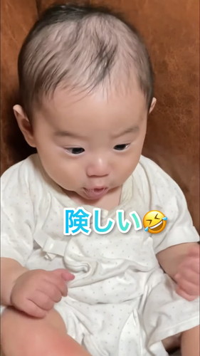 「初めて自分の足を発見した赤ちゃん【生後4ヶ月】」