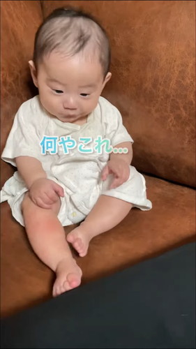 「初めて自分の足を発見した赤ちゃん【生後4ヶ月】」