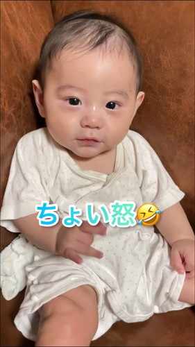 「初めて自分の足を発見した赤ちゃん【生後4カ月】」