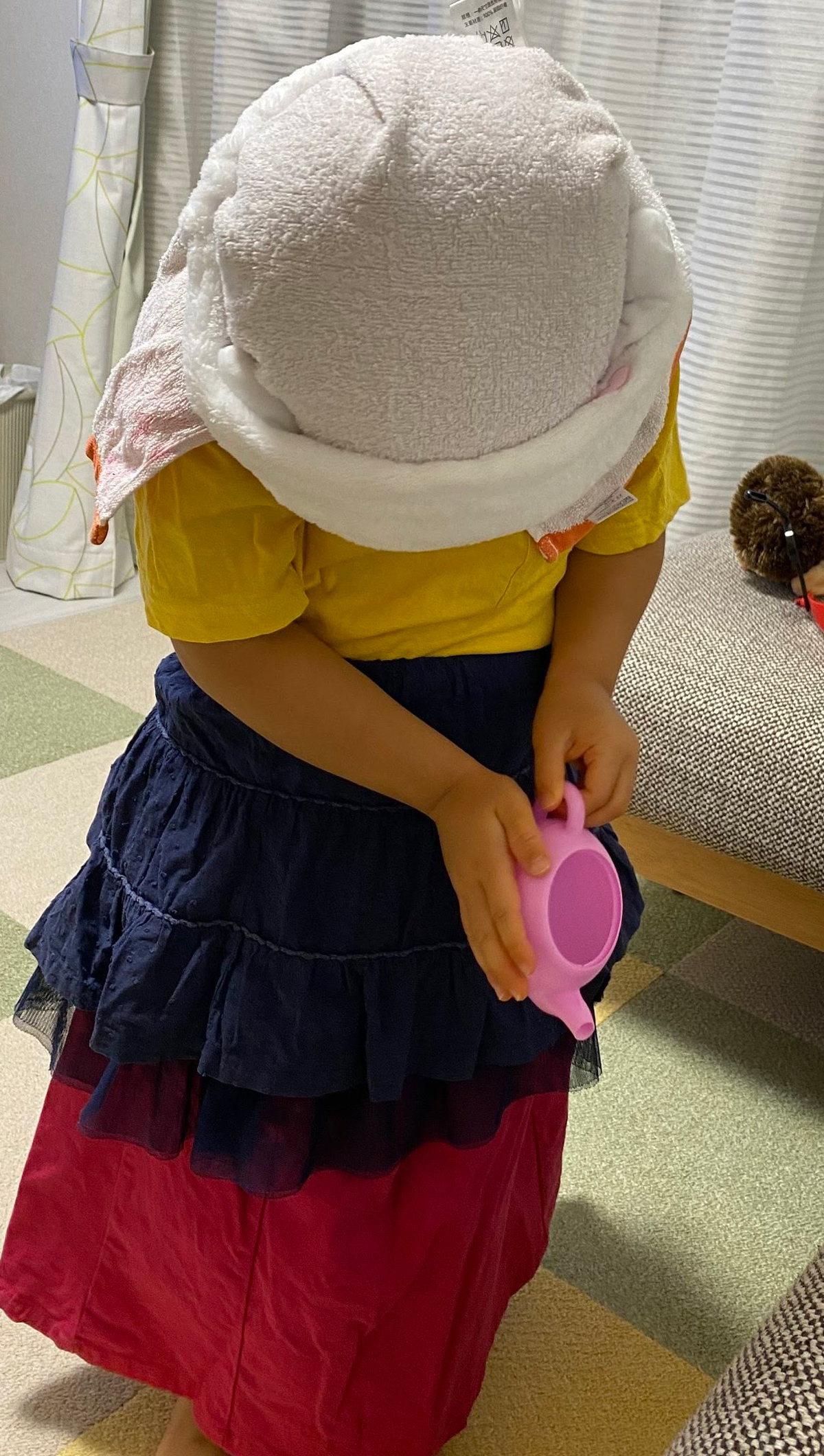 3歳児の「何にでも牛乳を注ぐ女」のコスプレが“再現度高すぎる”と話題　図鑑を見て注ぐ角度を徹底研究