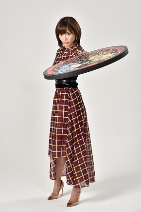 マンホール投げポーズを決める釈由美子