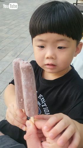 「Popsicle Stick Break Prompts Emotional Reaction || ViralHog」