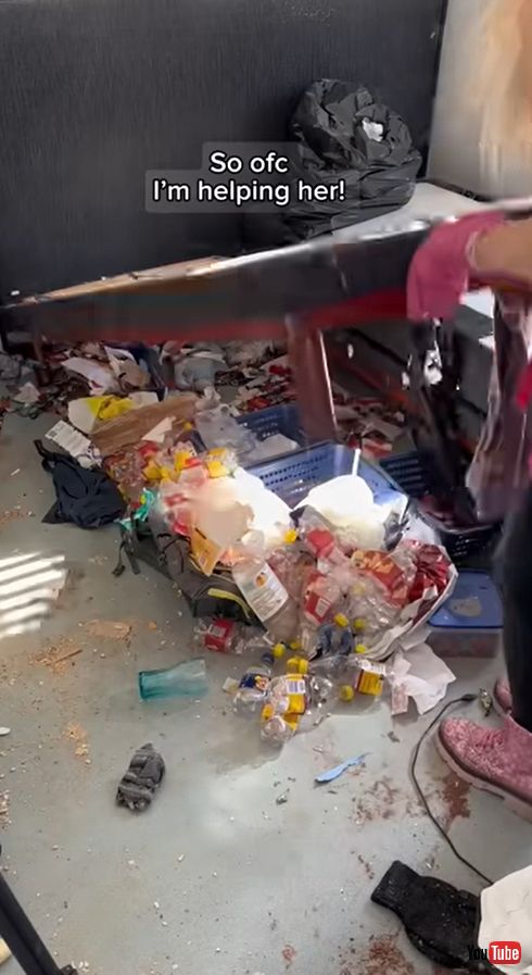 ベッドを持ち上げて部屋全体を大掃除