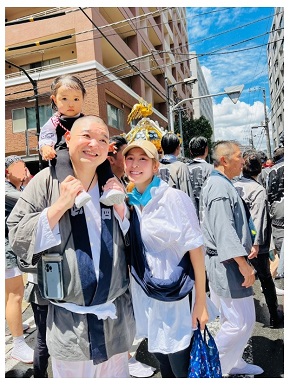 水掛け祭りに参加した内山信二ファミリー
