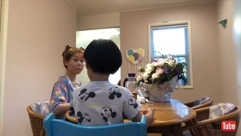 一緒にご飯を食べるpecoと息子・リンクくん