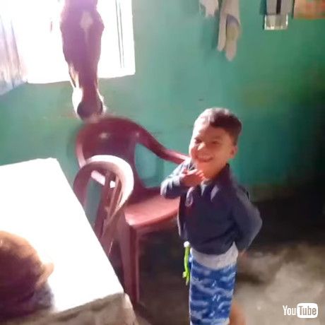 カメラを見て笑う子ども