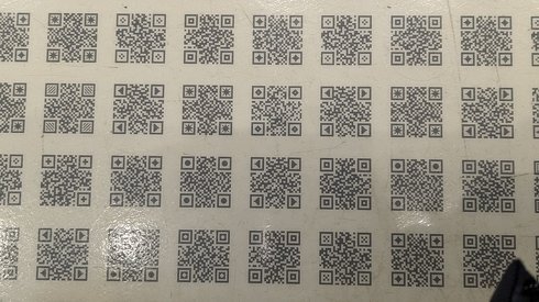 JR九州　QRコード　電車　床