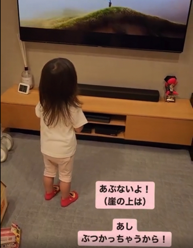 崖で歌う推しが心配な2歳の女の子