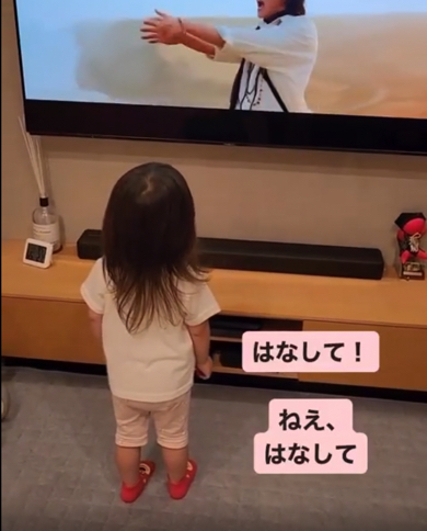 崖で歌う推しが心配な2歳の女の子