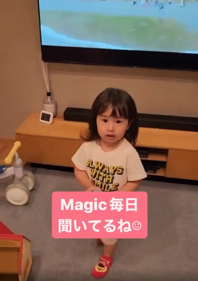 崖で歌う推しが心配な2歳の女の子