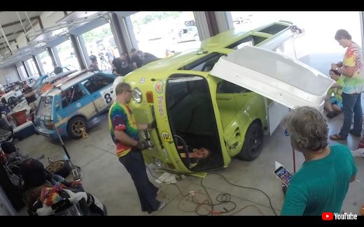 ワーゲンバス 魔改造 カマロ セスナ 横転