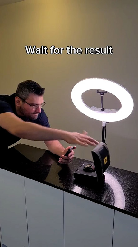 腕時計をスマホで撮影