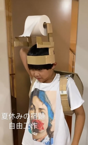 背中のごみ箱に捨てる画像