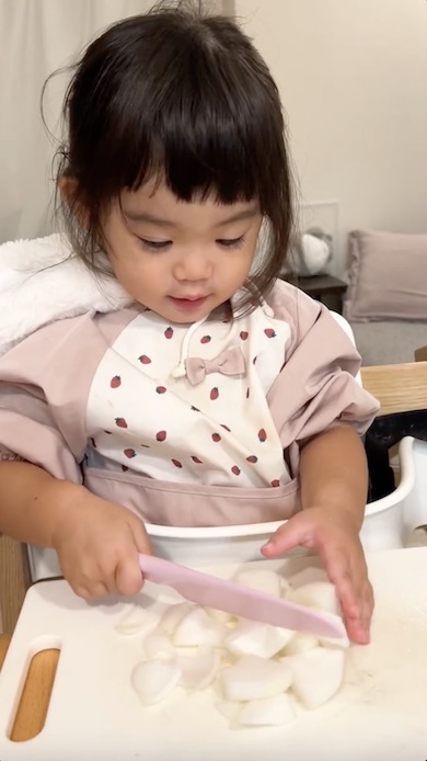 野菜を切る女の子の写真