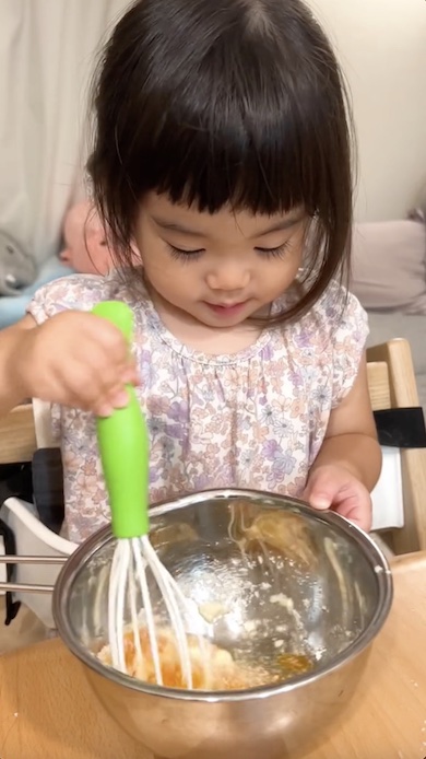 玉子を混ぜる女の子の写真