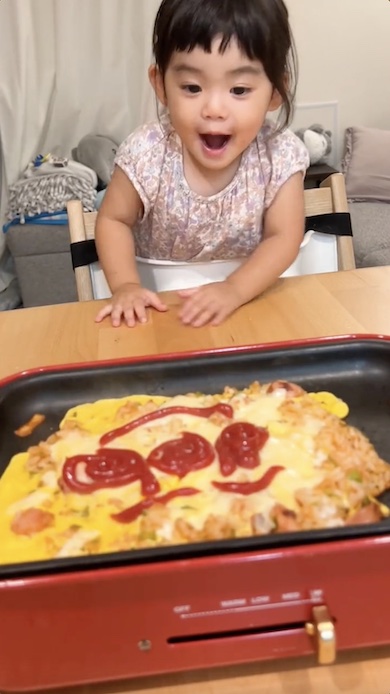 オムライスの完成を喜ぶ女の子の写真